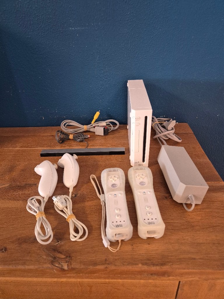 Wii game console 2x, Spelcomputers en Games, Spelcomputers | Nintendo Wii, Gebruikt, Gebruukt Gerei, Met 2 controllers, Ophalen of Verzenden