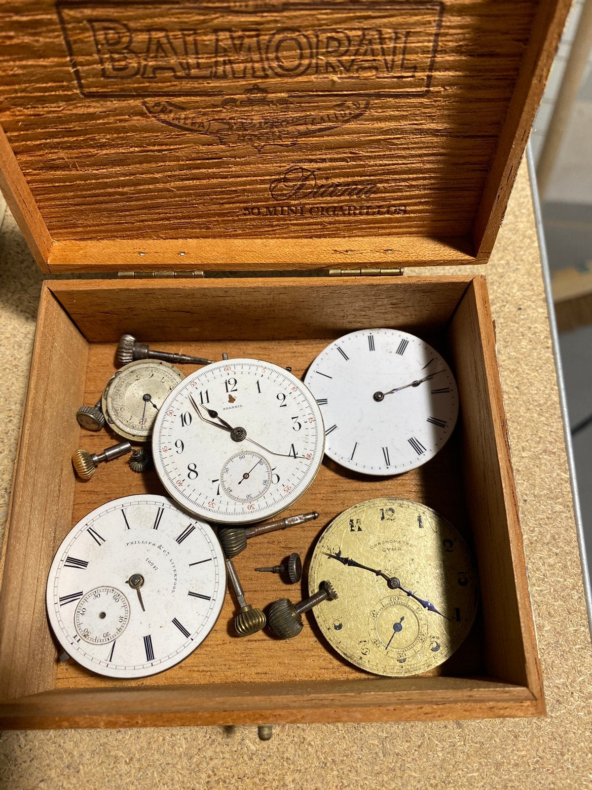 Doosje vol met uurwerken, Overige merken, Zakhorloge, Staal, 1960 of later