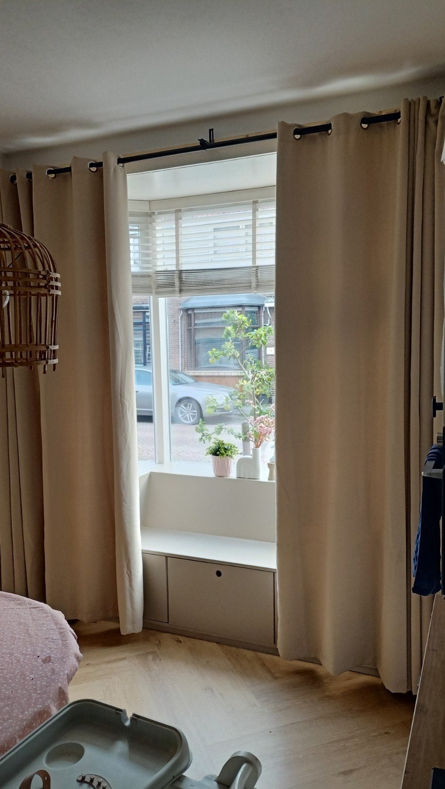 Beige gordijnen met ringen inclusief roede., Huis en Inrichting, Stoffering | Gordijnen en Lamellen, Ophalen, Beige, Zo goed als nieuw