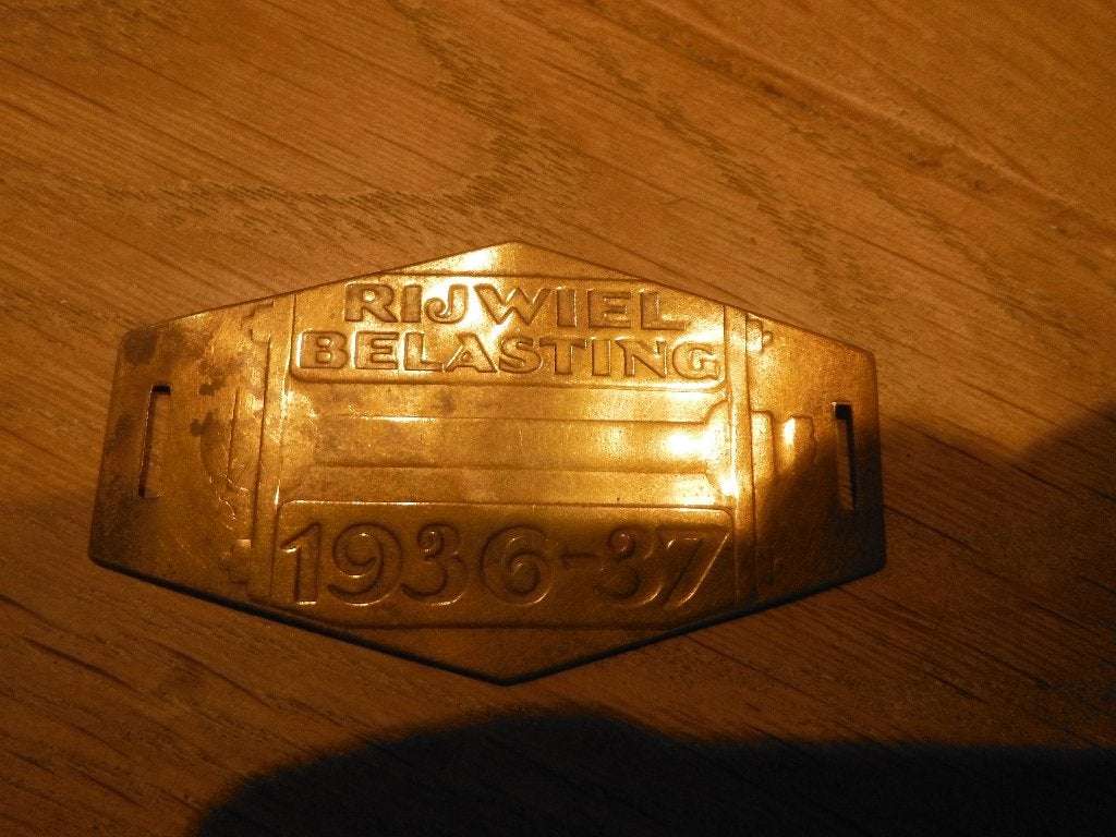 zgan messing rijwielbelastingplaatje uit 1936-37, Verzamelen, Overige Verzamelen, Verzenden, Zo goed als nieuw