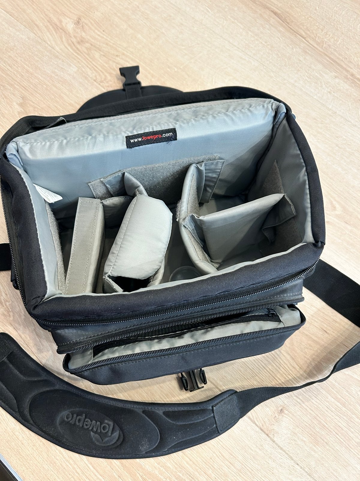 Lowepro Nova 1 AW cameratas - Zwart, met regenhoes, Audio, Tv en Foto, Fotografie | Fototassen, Gevoerd, Ophalen of Verzenden