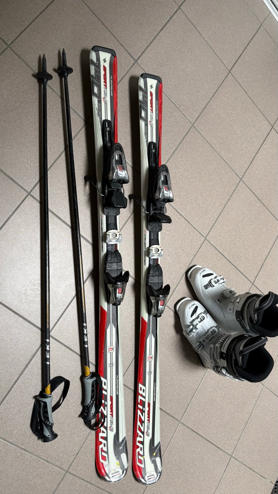 Blizzard ski's met Salomon skischoenen (maat 25) en stokken