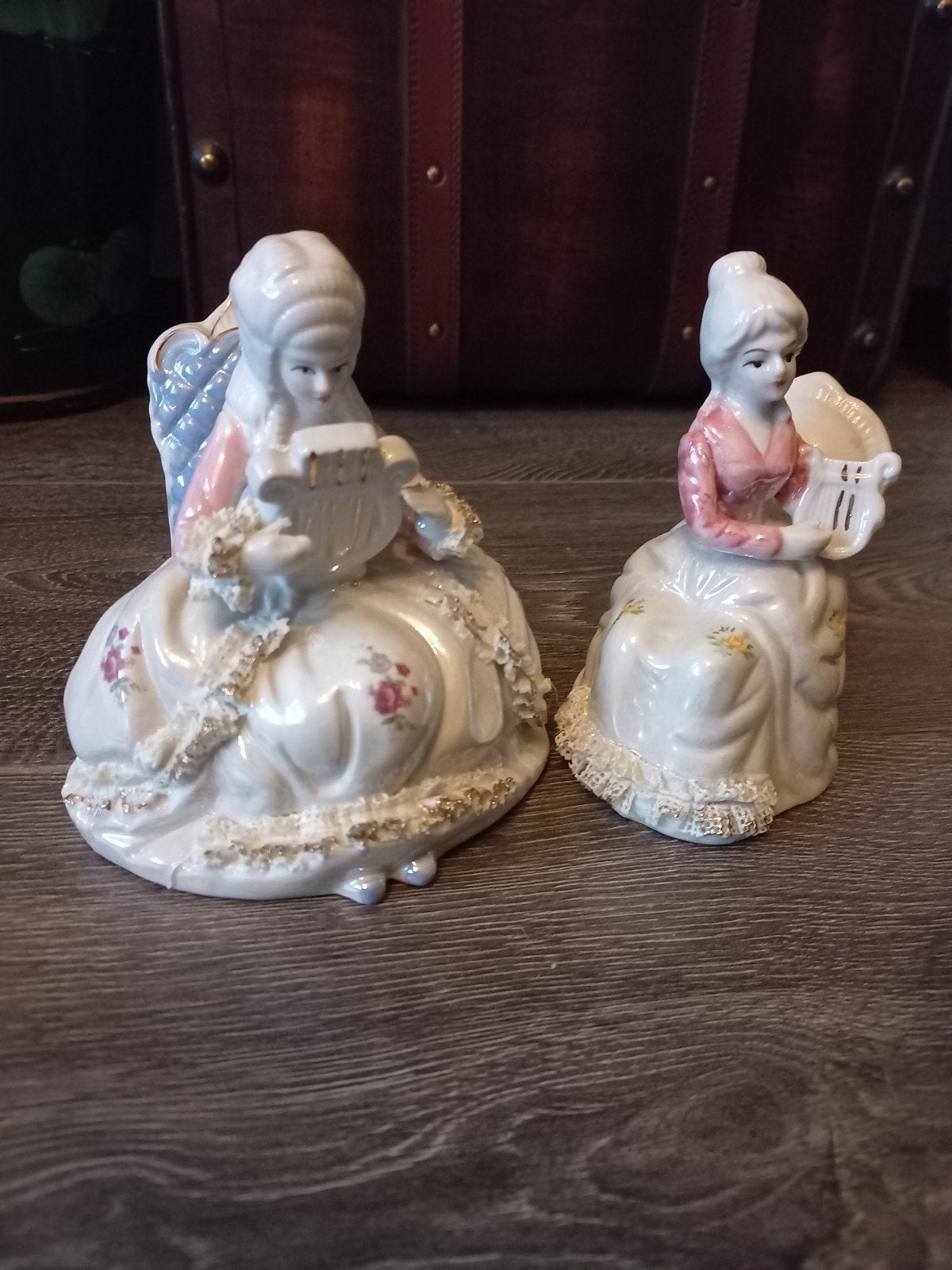 Vintage porseleinen beeldjes: dames met muziekinstrumenten, Ophalen of Verzenden, Gebruikt, Mens