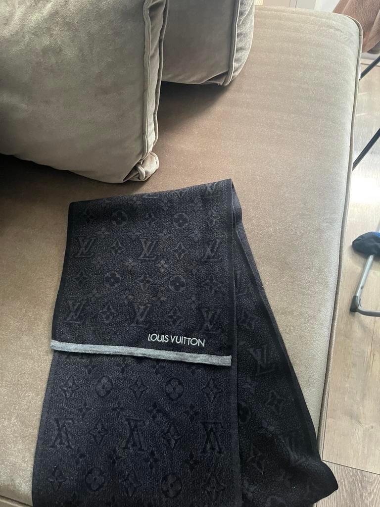 Originele Louis Vuitton sjaal, Kleding | Dames, Mutsen, Sjaals en Handschoenen, Ophalen of Verzenden, Zo goed als nieuw, Maat 38/40 (M)
