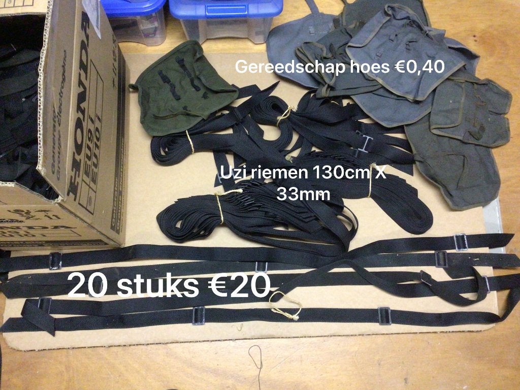 militair uzi riemen munutie en wapen kisten, Ophalen of Verzenden, Landmacht, Nederland, Embleem of Badge