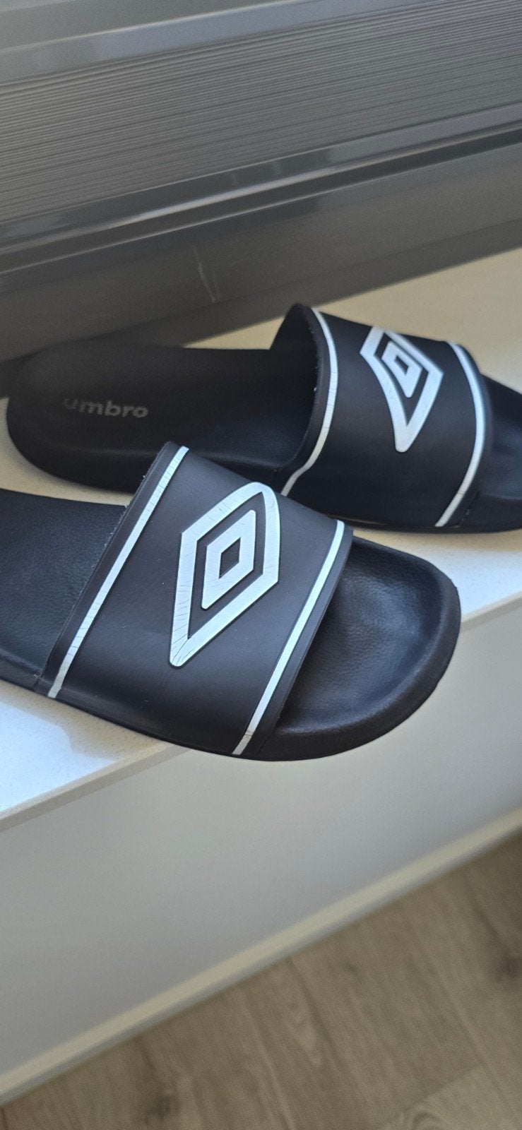 Umbro slippers - Zwart met wit logo, Ophalen of Verzenden