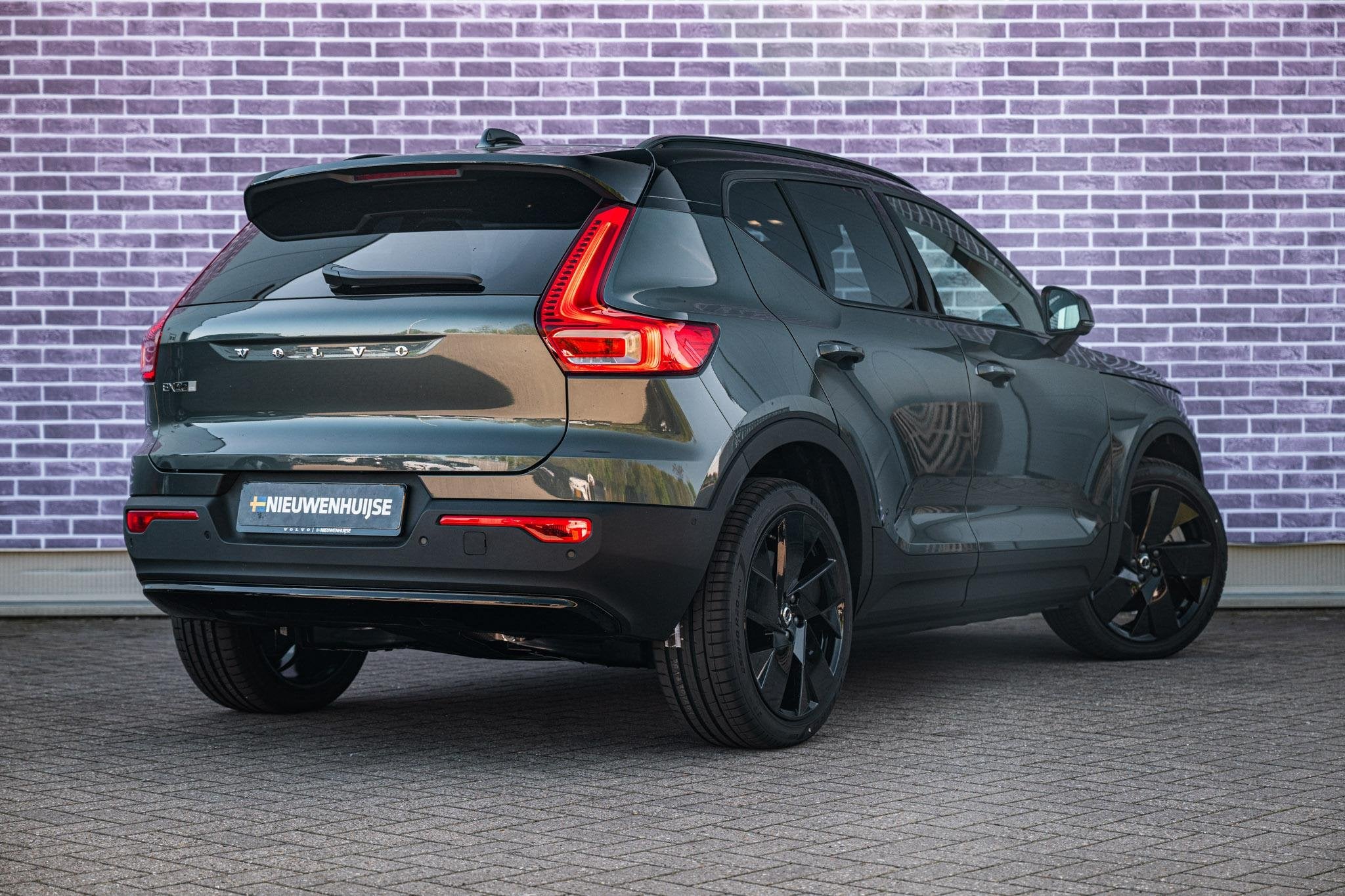 Volvo EX40 Single Motor Extended Range Ultra Black Edition |, Auto's, Automaat, Achterwielaandrijving, Leder en Stof, Lichtsensor