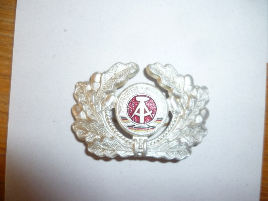 Pet Embleem 6x4cm Oost Duitsland DDR Militair origineel., Verzamelen, Ophalen of Verzenden, Landmacht, Duitsland, Embleem of Badge