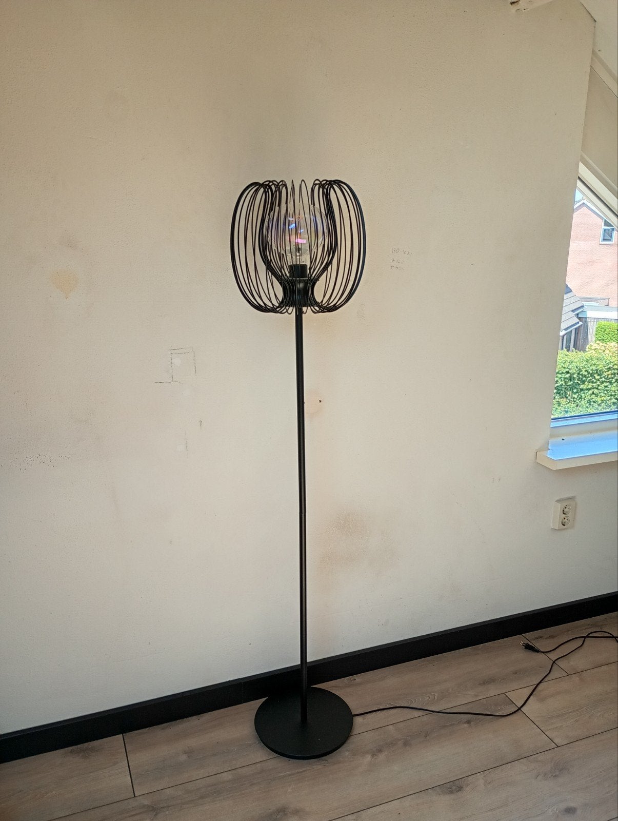 Moderne zwarte vloerlamp met draadkap, Ophalen, Gebruikt, E27 (groot), Metaal