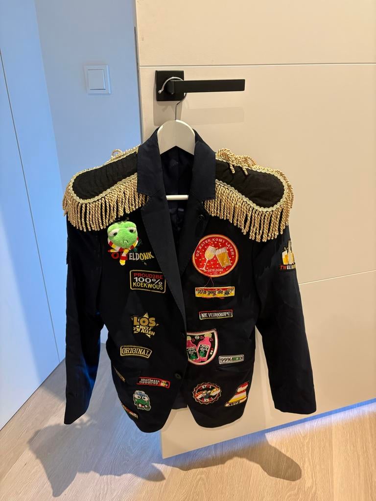 Carnavalsjas Oeteldonk Maat M met 18 emblemen + kikkertje, Maat 38/40 (M), Carnaval, Ophalen of Verzenden, Kleding