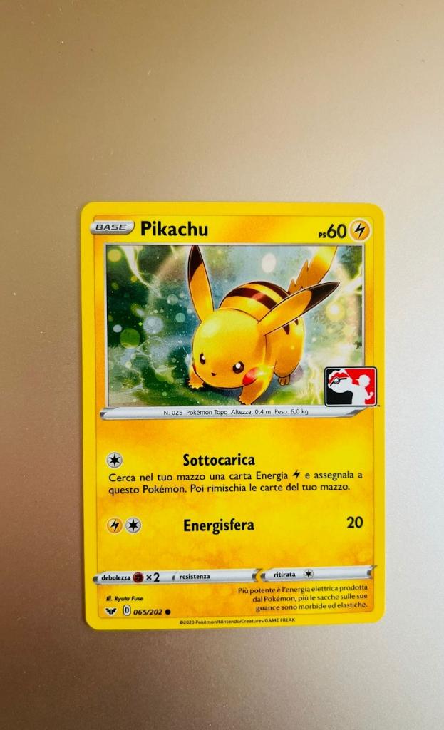 Pikachu 065/202 Sword & Shield Base Set Pokemon League Stamp, Verzenden, Zo goed als nieuw, Losse kaart, Foil