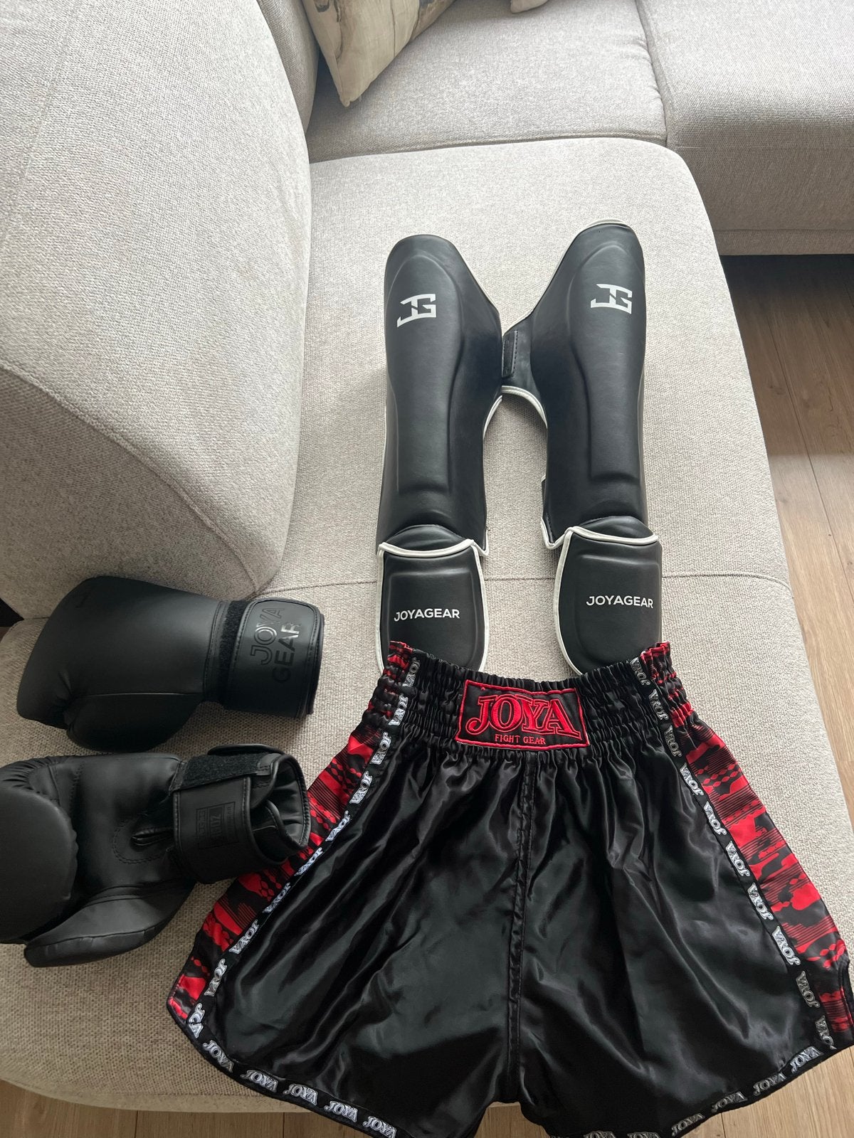 Joya Gear Kickboks Set: Beenbeschermers, Handschoenen, Broek, Maat L, Verzenden, Gebruikt, Overige