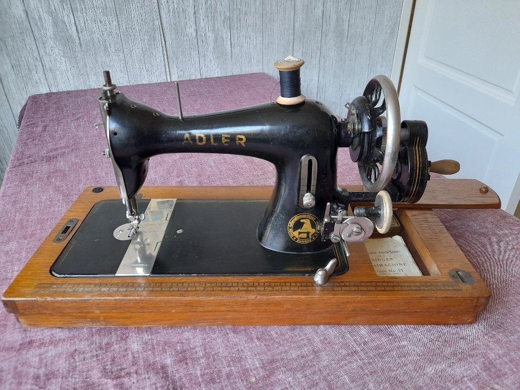 Antieke Adler naaimachine, Ophalen