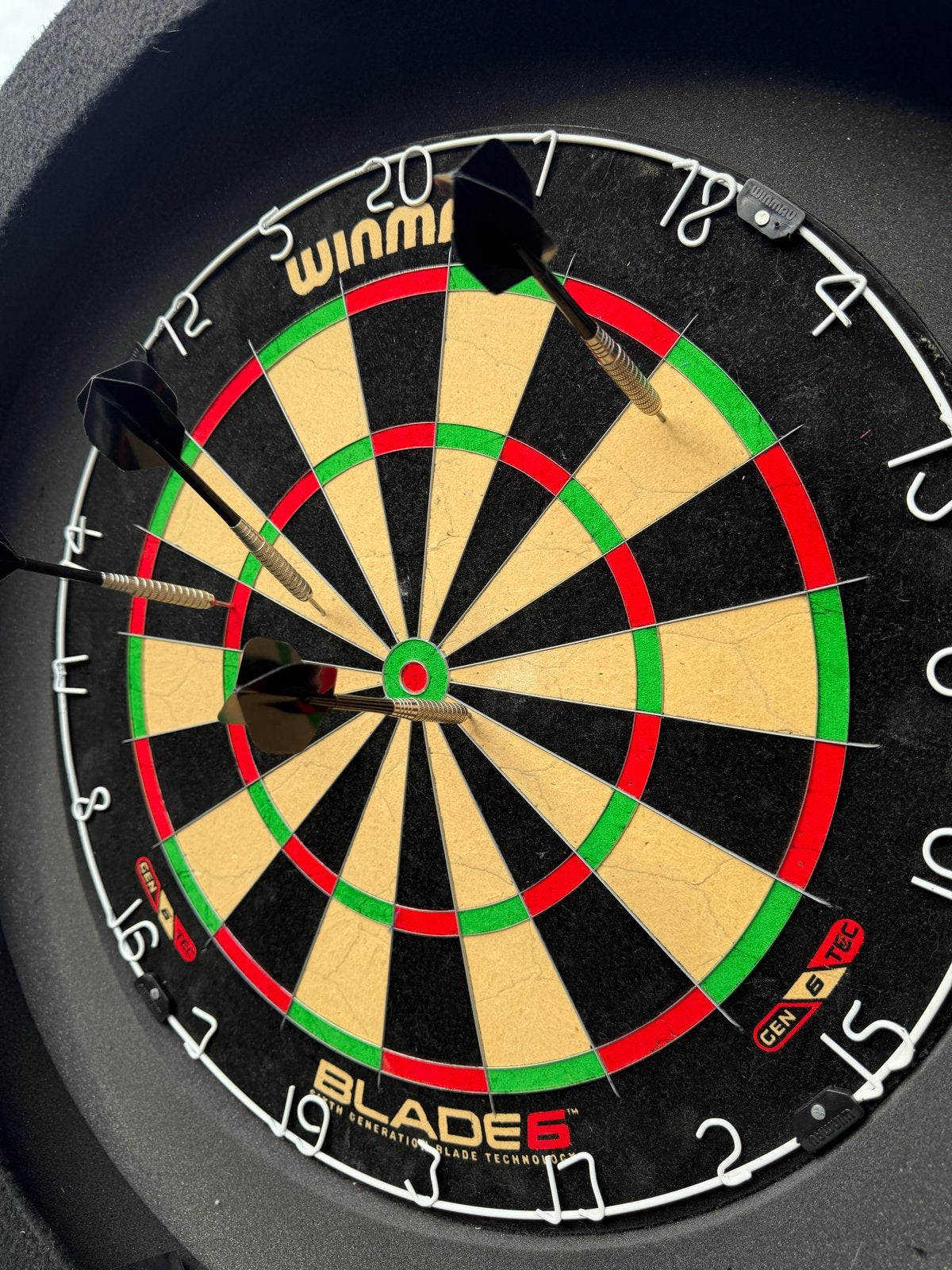 Winmau Blade 6 Dartbord met Verlichin ting en Statief, Sport en Fitness, Ophalen, Zo goed als nieuw, Dartbord met pijlen