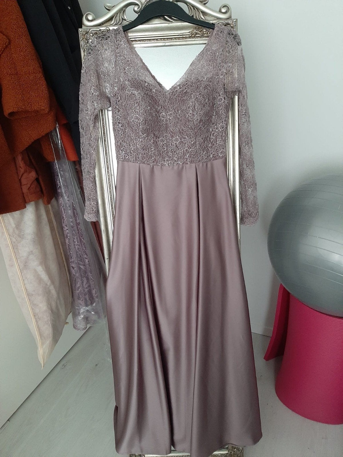 Lila lichtpaarse jurk met lange mouwen van kant maat XS / S, Kleding | Dames, Galajurk, Verzenden, Paars, Zo goed als nieuw