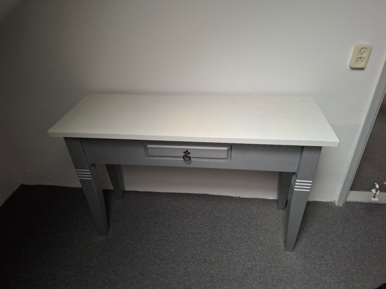 Stijlvol grijs witte side table met lade, Ophalen, Gebruikt