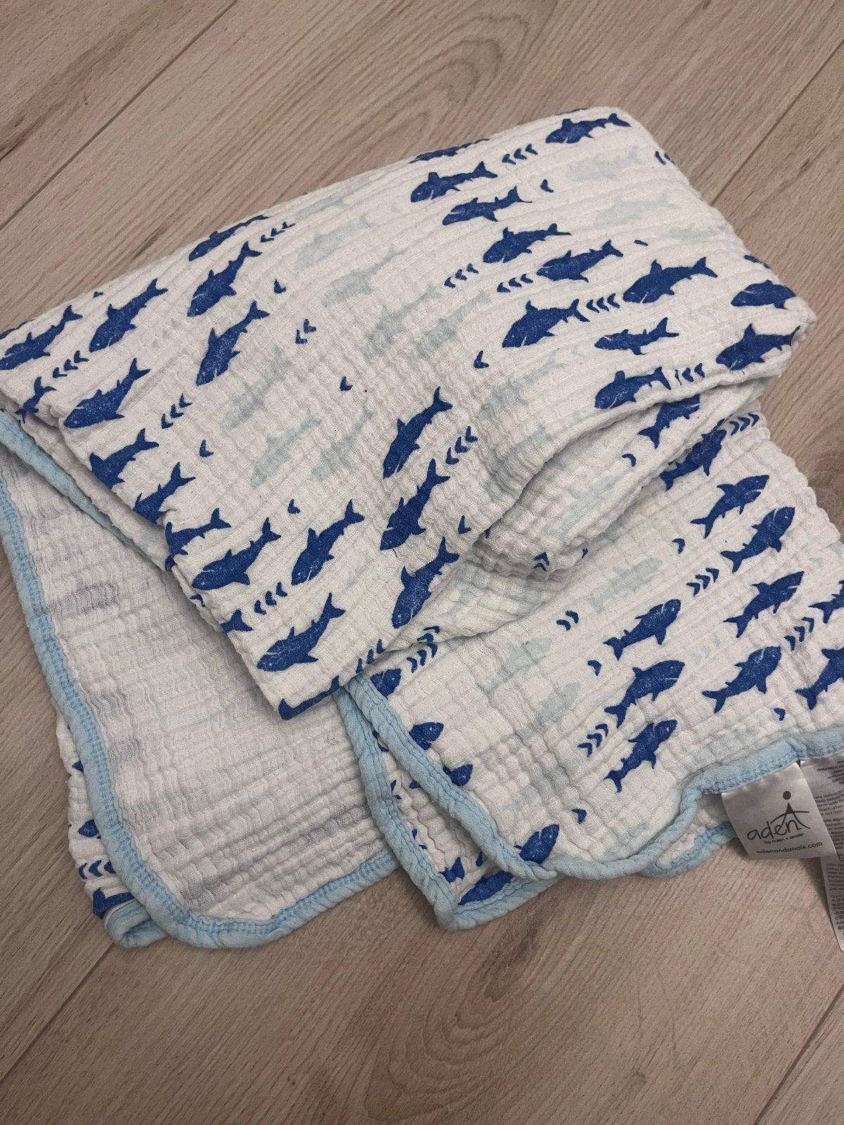 Babydeken met vissenprint - Aden and anais, Zo goed als nieuw, Ademend, Blauw, Deken