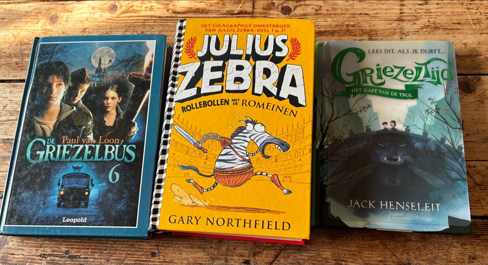 3 Kinderboeken: Griezelbus, Julius Zebra, GriezelTijd, Ophalen of Verzenden, Gelezen, Fictie