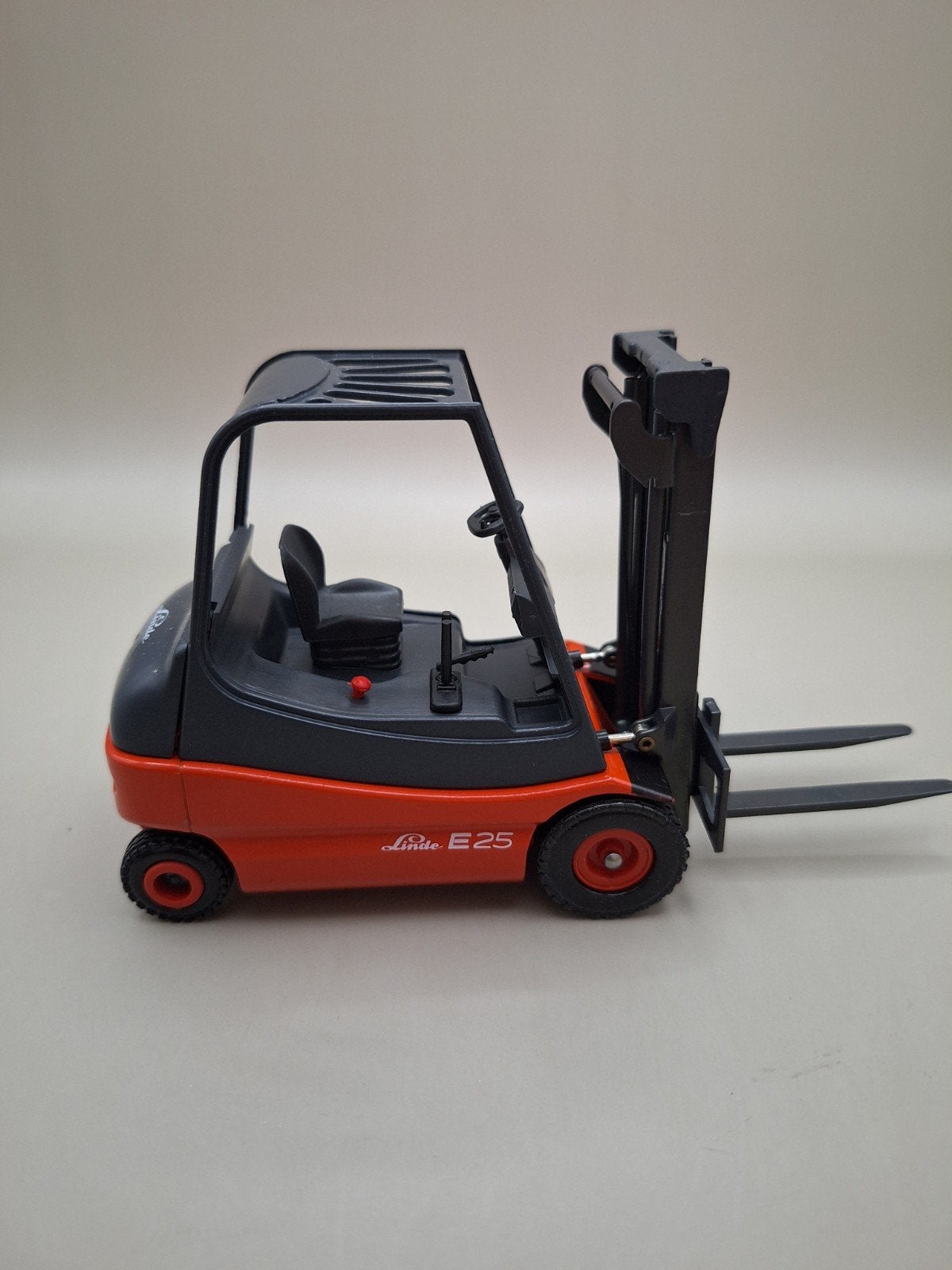 Conrad Linde Vorkheftruck 1:25, modelnr: 2985 nieuw in doos, Ophalen of Verzenden, Nieuw, Groter dan 1:32, Overige merken