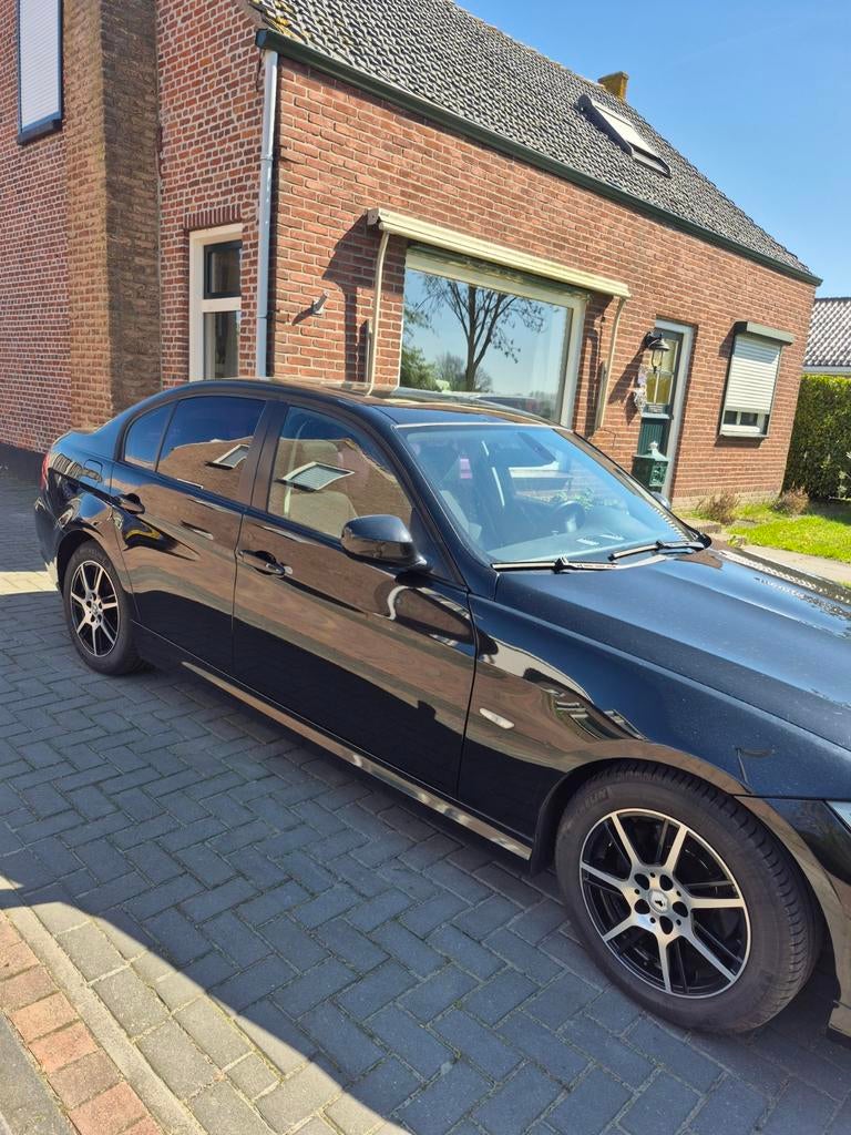 BMW 3-Serie 318i 2009 Zwart, facelift, Auto's, BMW, Bedrijf, 3-Serie, Benzine, A, Sedan, Handgeschakeld, Geïmporteerd, Zwart, Achterwielaandrijving