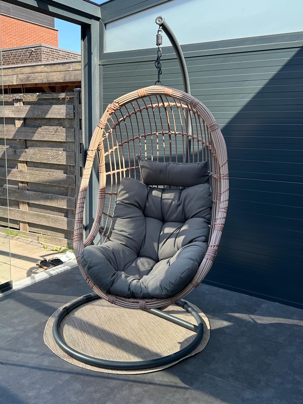Comfortabele rotan hangstoel met kussen, Tuin en Terras, Tuinstoelen, Zo goed als nieuw, Rotan, Ophalen of Verzenden