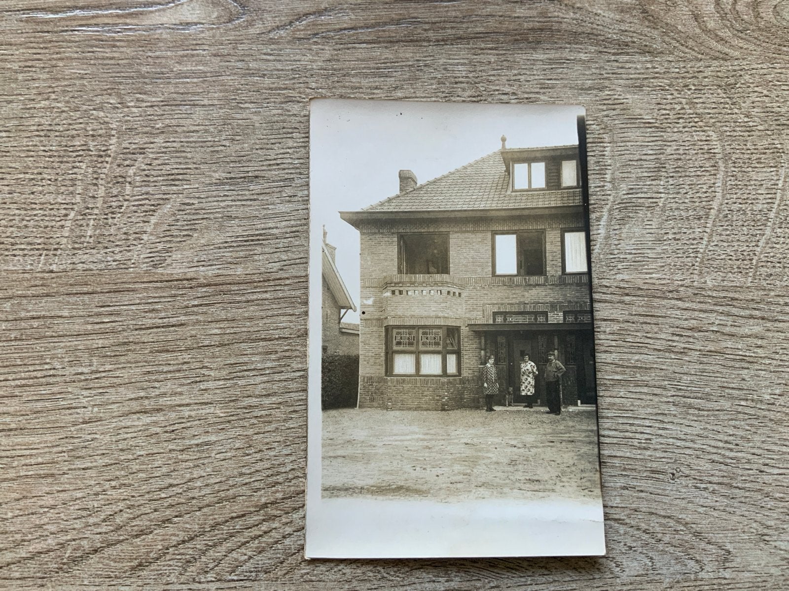 Onbekende Oude foto van een woning met bewoners, Gebruikt, Foto, Ophalen of Verzenden, Gebouw