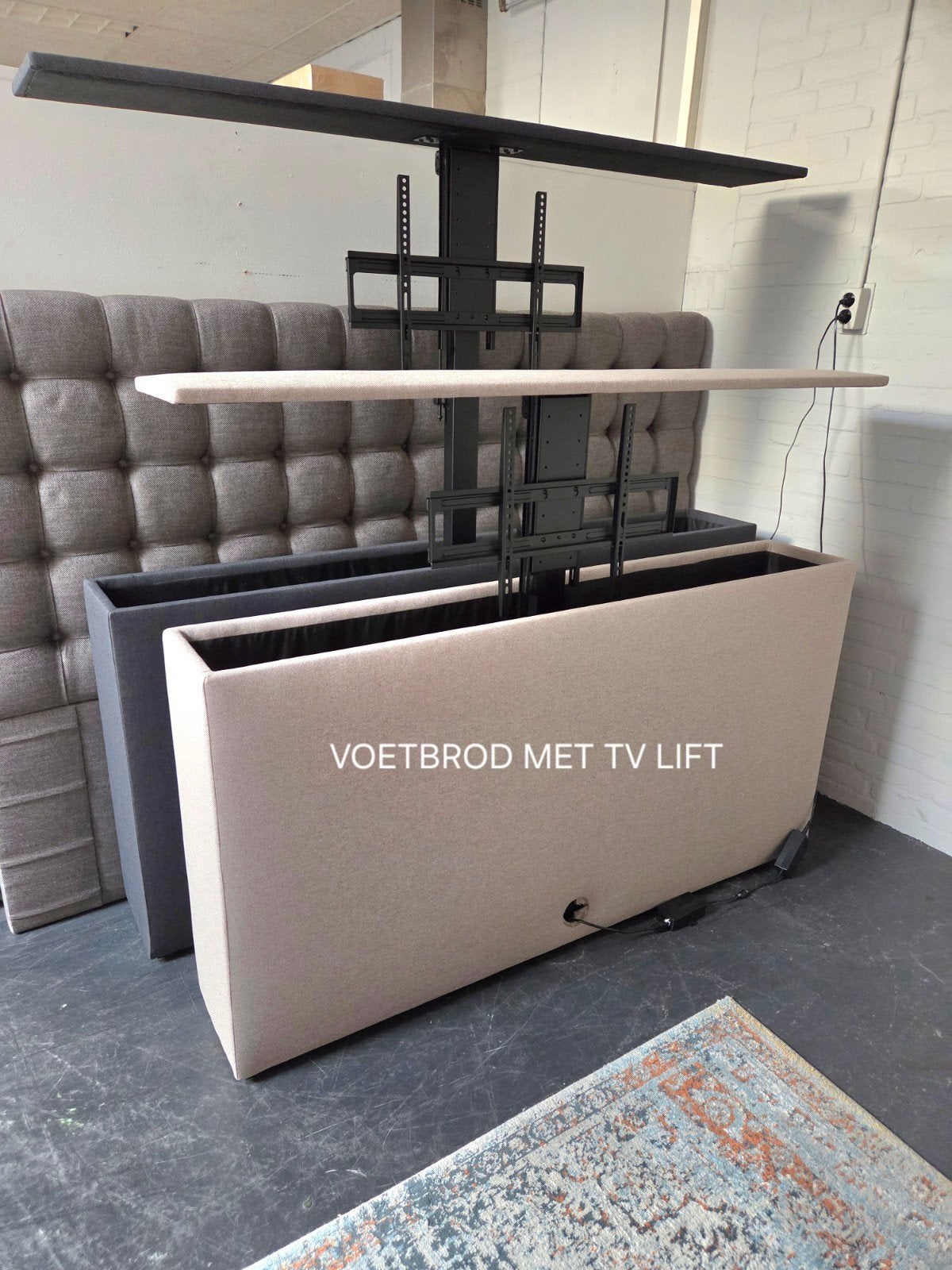 Nieuw Voetbord met TV Lift - Beige Stof - Max 55 inch TV, Overige materialen, 150 tot 200 cm, Nieuw, Ophalen of Verzenden