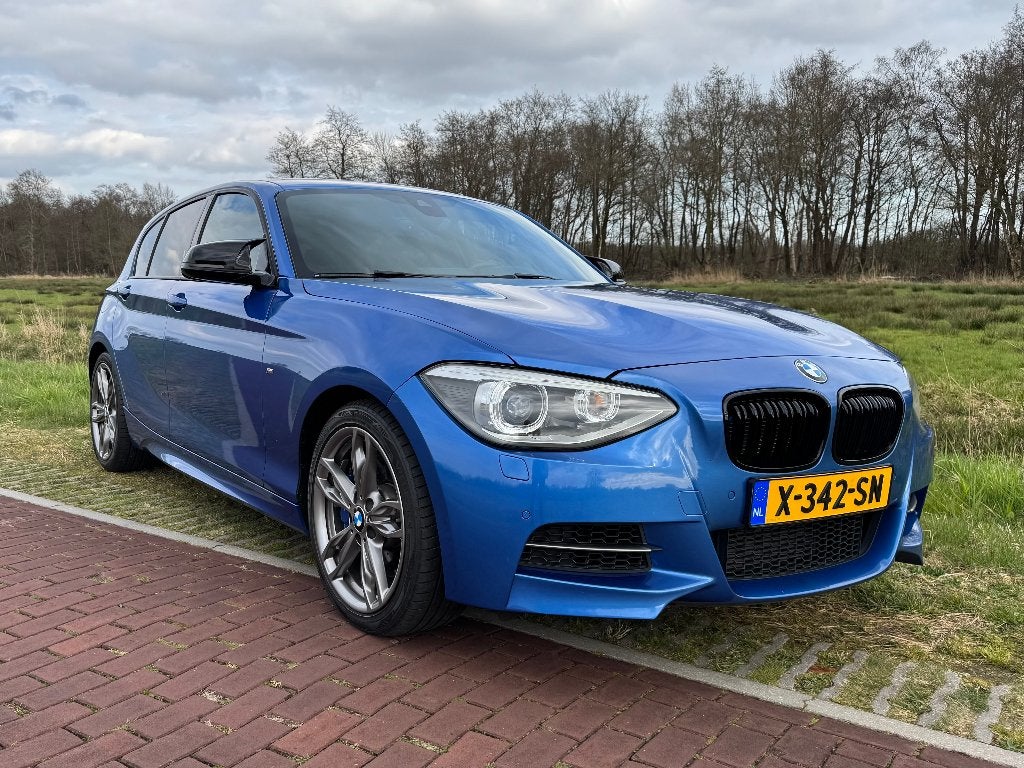 BMW M135i xDrive N55 Estoril Pano CarPlay H/K Leder Keyless, Auto's, BMW, Leder, Vierwielaandrijving, Particulier, Lichtsensor