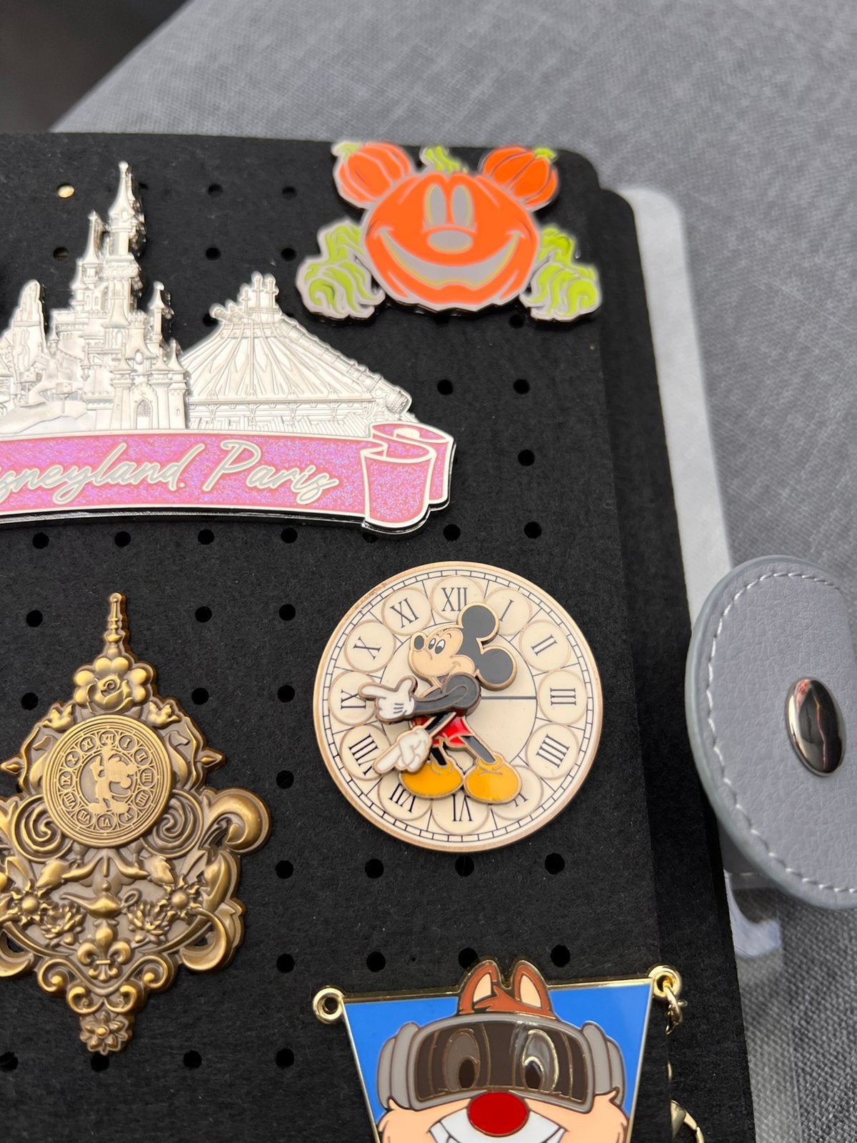 Disneyland Parijs Hotel klok pin, Verzamelen, Disney, Verzenden, Mickey Mouse, Zo goed als nieuw, Beeldje of Figuurtje