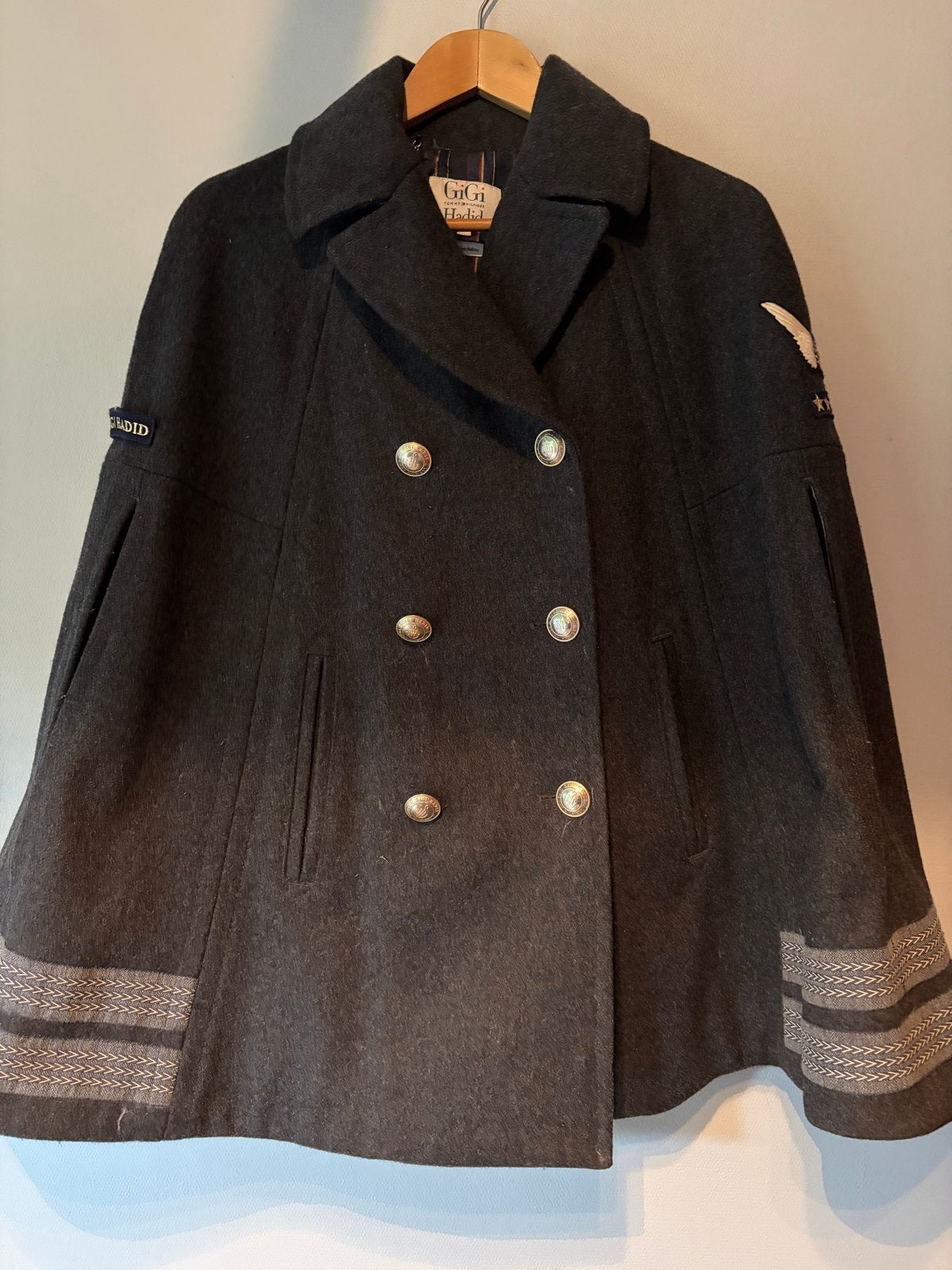 Tommy Hilfiger X Gigi Hadid Cape maat M/L- Donkergrijs, Verzenden, Zo goed als nieuw, Maat 42/44 (L), Grijs