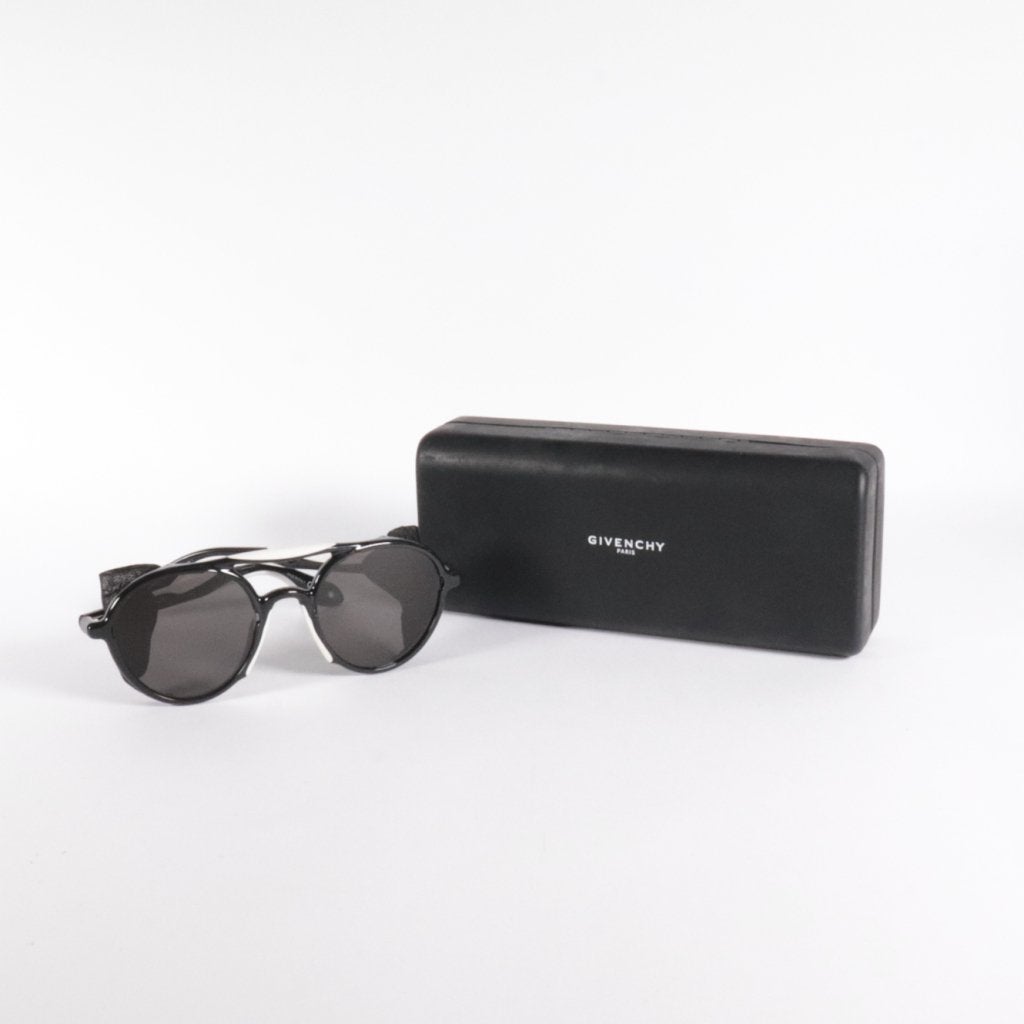 Givenchy GV 7038/S Zonnebril - Nette Staat, Flex Ltd., Gebruikt, https://flex.com/contact-us, Nobelstraat 10, 5807 GA Oostrum LB, Limburg, Nederland