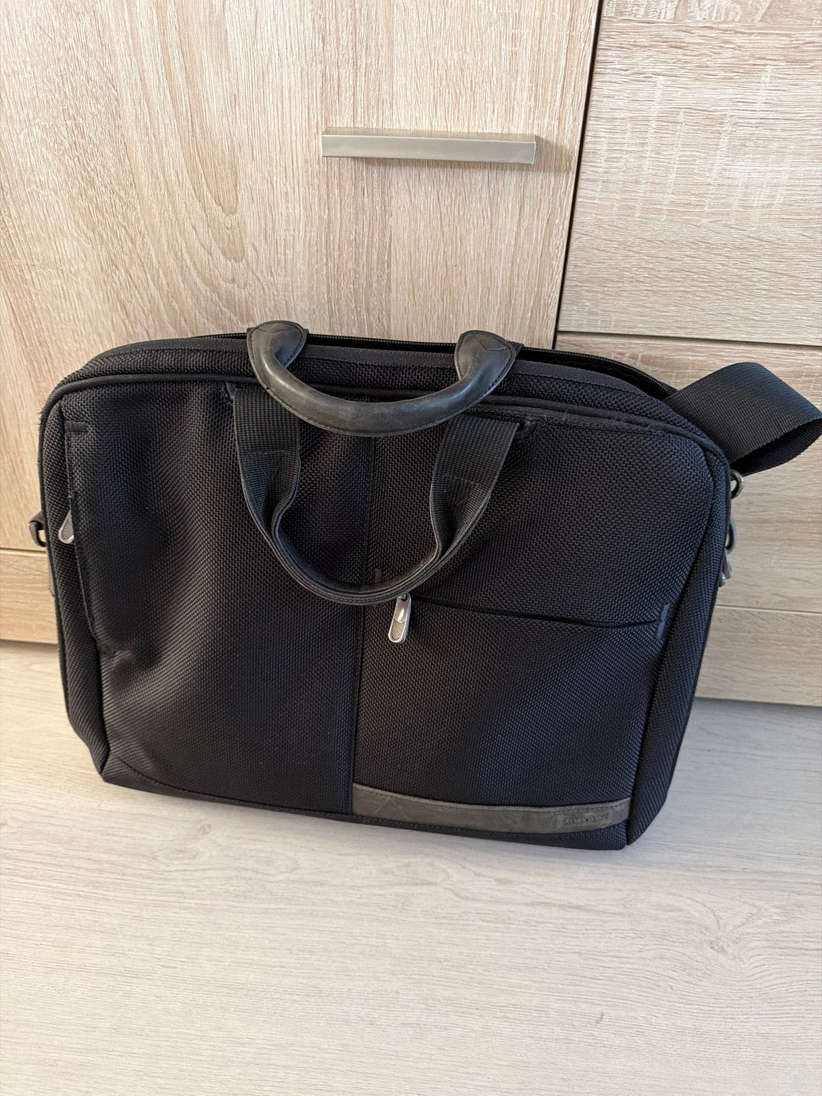 Targus zwarte laptoptas / aktetas met schouderband, Computers en Software, Laptoptassen, Ophalen, Zo goed als nieuw, Targus, Zwart