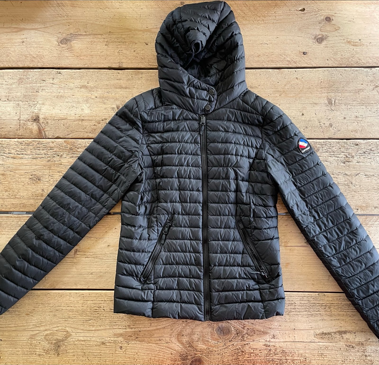 Superdry Zwarte Gewatteerde Jas met Capuchon - Maat S, Ophalen of Verzenden, Zo goed als nieuw, Maat 36 (S), Zwart
