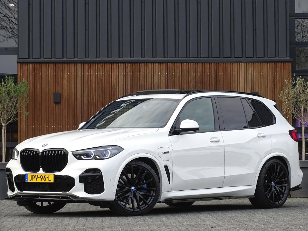 BMW X5 45e 394PK X-drive / M-Sport Pro Individual / B&W / 36, Gebruikt, 394 pk, Met garantie (alle), Wit