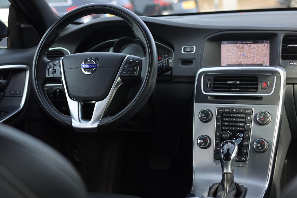 Volvo V60 1.5 T3 POLAR+ | AUT | LEDER | NAVI | CAMERA, Euro 6, 4 cilinders, Zwart, Leder