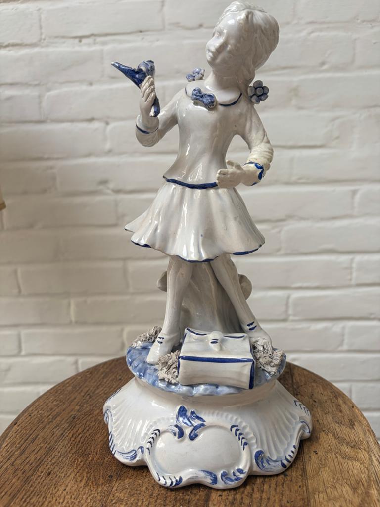 Antiek Delfts Blauw beeldje meisje met vogel, 30 cm, Ophalen of Verzenden