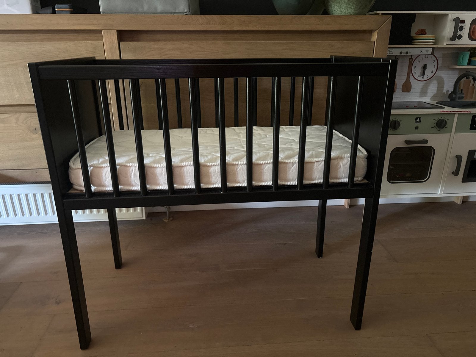 Zwart wiegje met matras van Prenatal, Kinderen en Baby's, Babywiegjes en Ledikanten, Ophalen, Gebruikt, Wieg