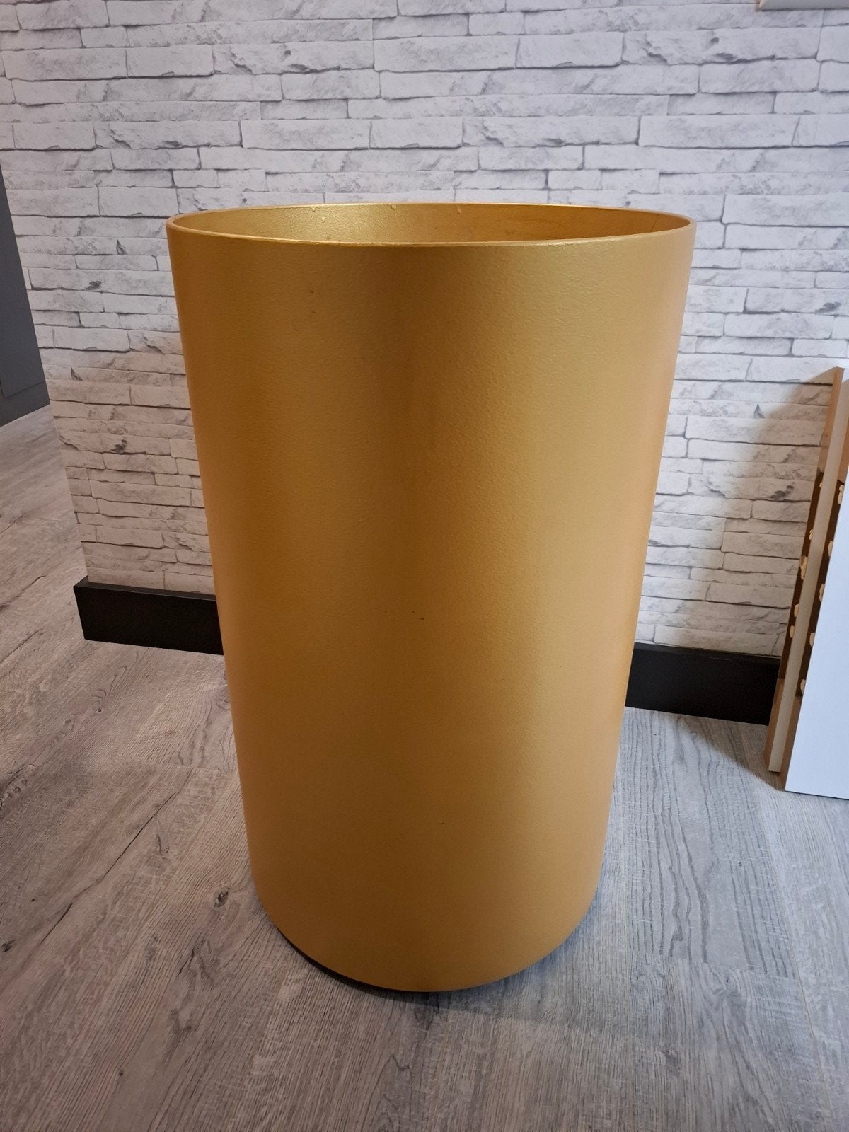 GOUDKLEURIGE BLOEMPOT, Rond, Binnen, Ophalen of Verzenden, Aardewerk