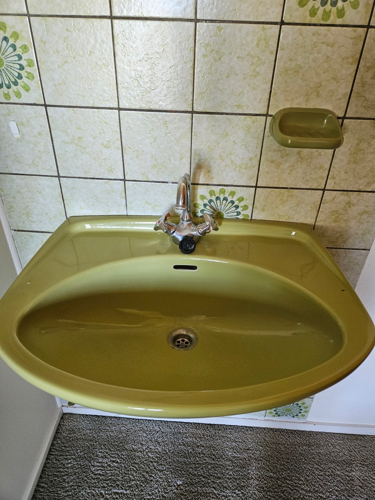 Vintage Groene Wastafel met Kraan, Doe-het-zelf en Verbouw, Sanitair, Ophalen, Gebruikt, Wastafel