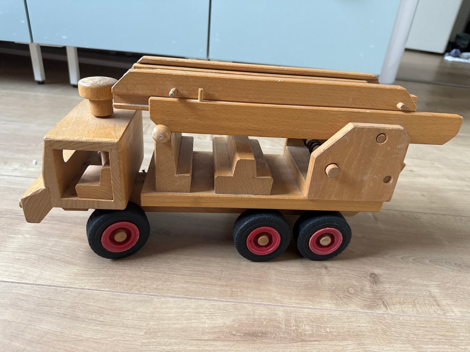 Fagus: Houten brandweerwagen met ladder - Opknapper, Ophalen of Verzenden, Gebruikt, Rij- of Hobbelspeelgoed