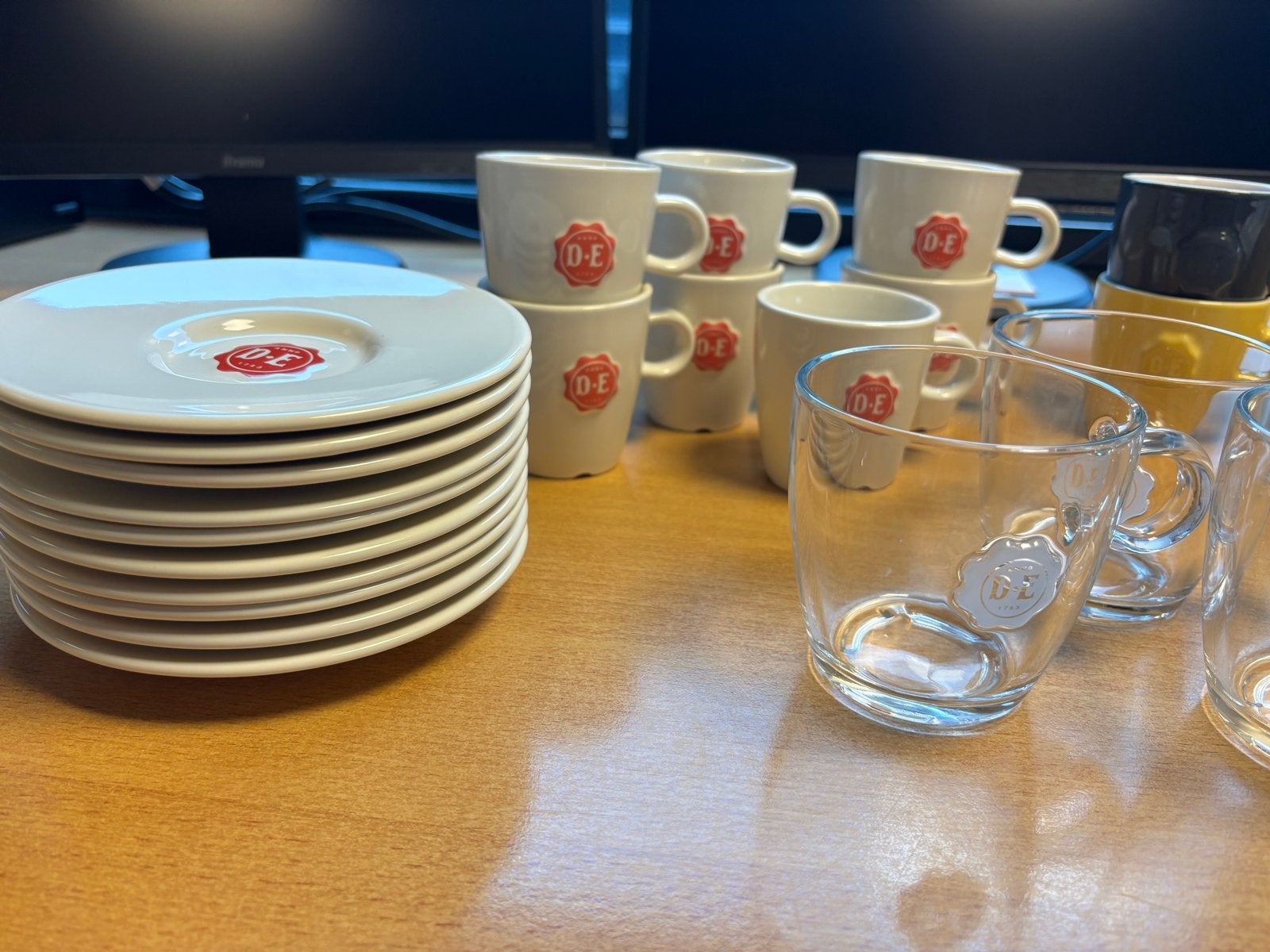 Diverse kopjes en schotels: Douwe Egberts, Illy, Vivencu, Gebruikt, Verzenden, Keramiek, Kop(pen) en/of Schotel(s)