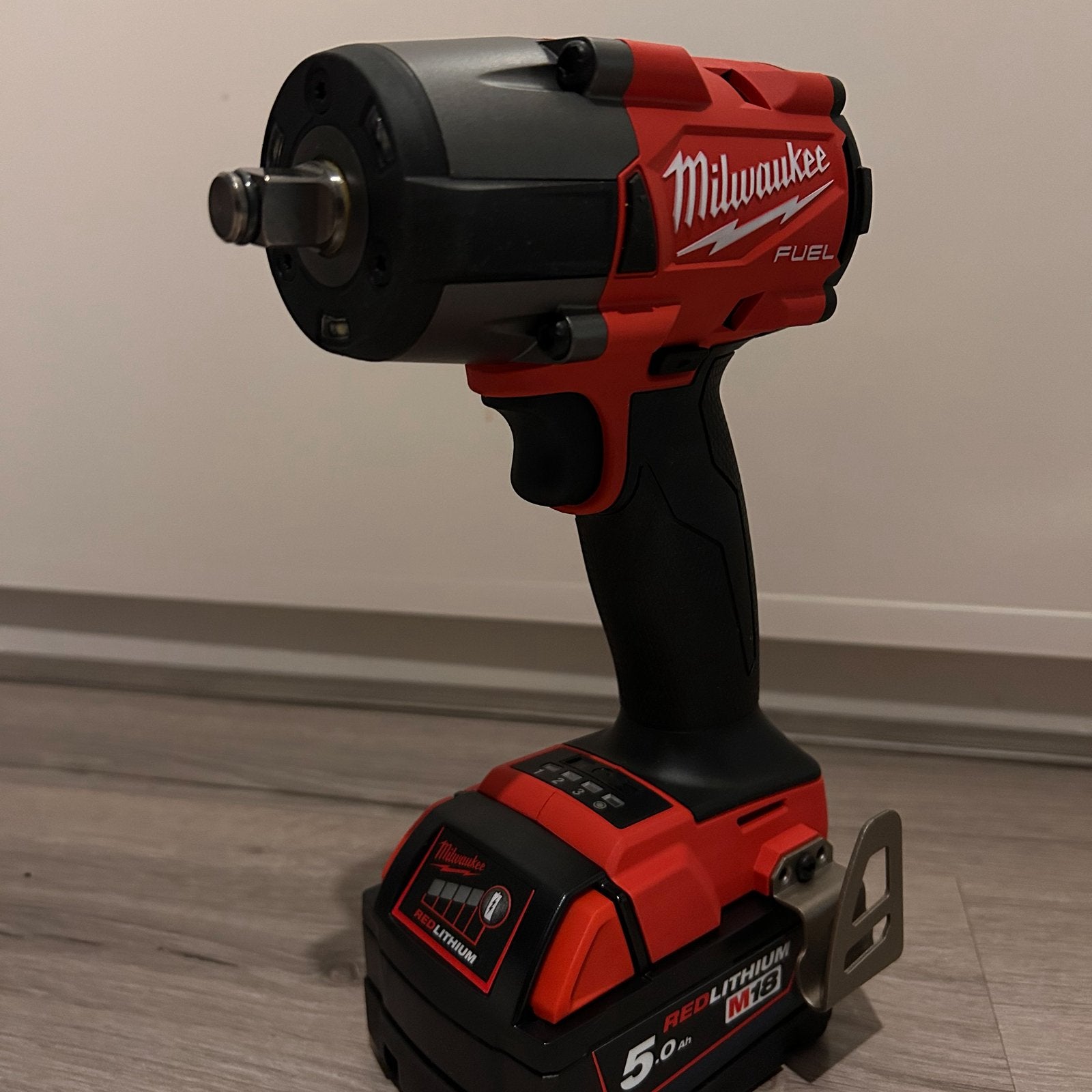 Foto 4 van Nieuwe Milwaukee M18 Fuel slagmoersleutel powerset.