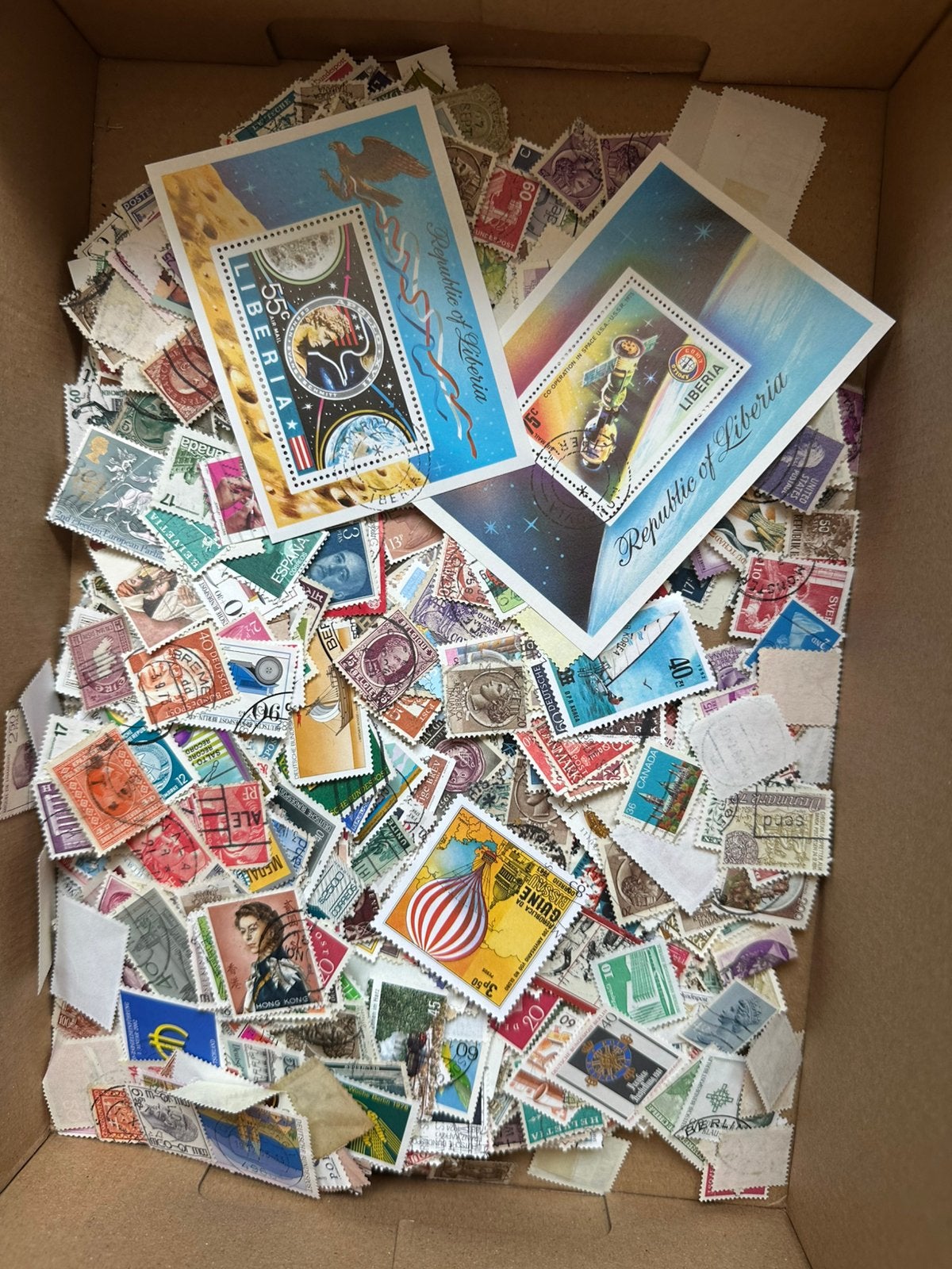 Doos 2400 buitenland, Postzegels en Munten, Postzegels | Volle albums en Verzamelingen, Verzenden, Buitenland