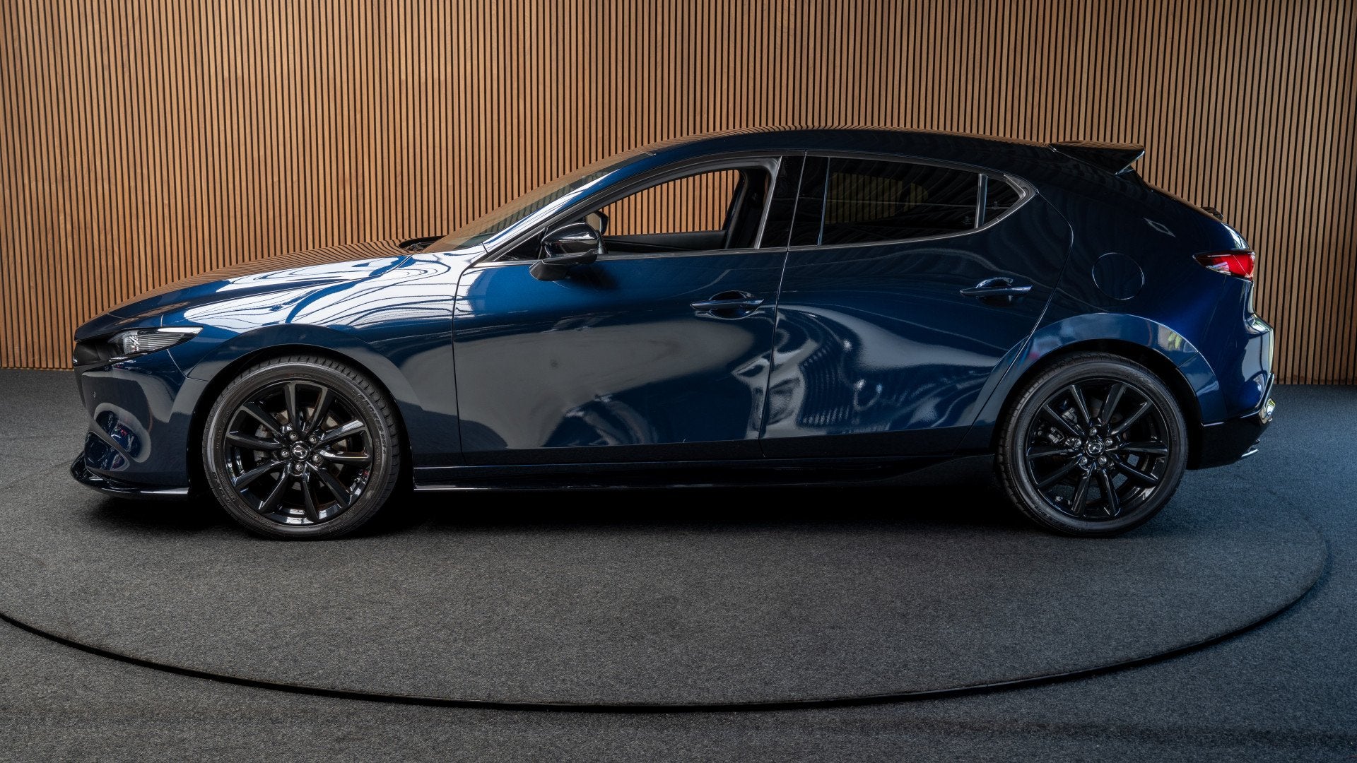 Mazda 3 2.0 e-SkyActivX M Hybrid 186 HUD Navi MRCC 360° PDC, Gebruikt, Zwart, 4 cilinders, Blauw