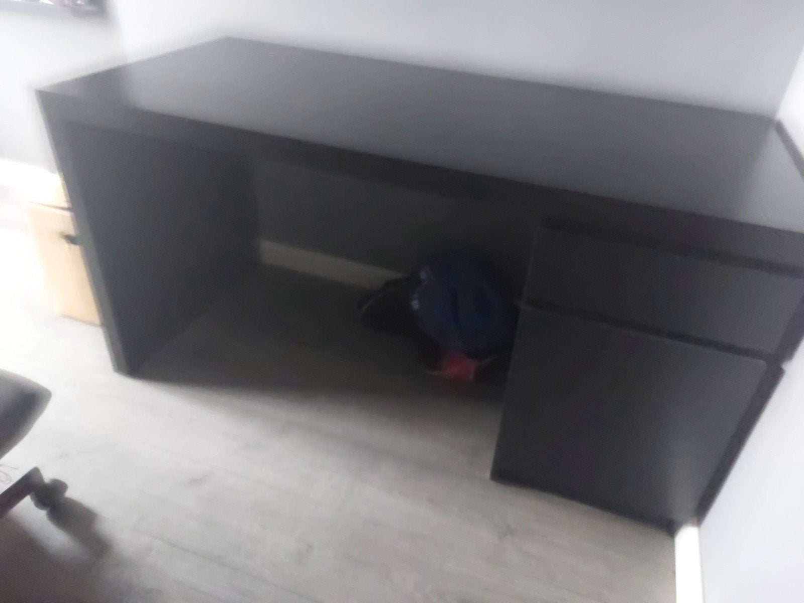 Zwart bureau met gebruikerssporen, Ophalen, Gebruikt, Spaanplaat of MDF, Overige merken