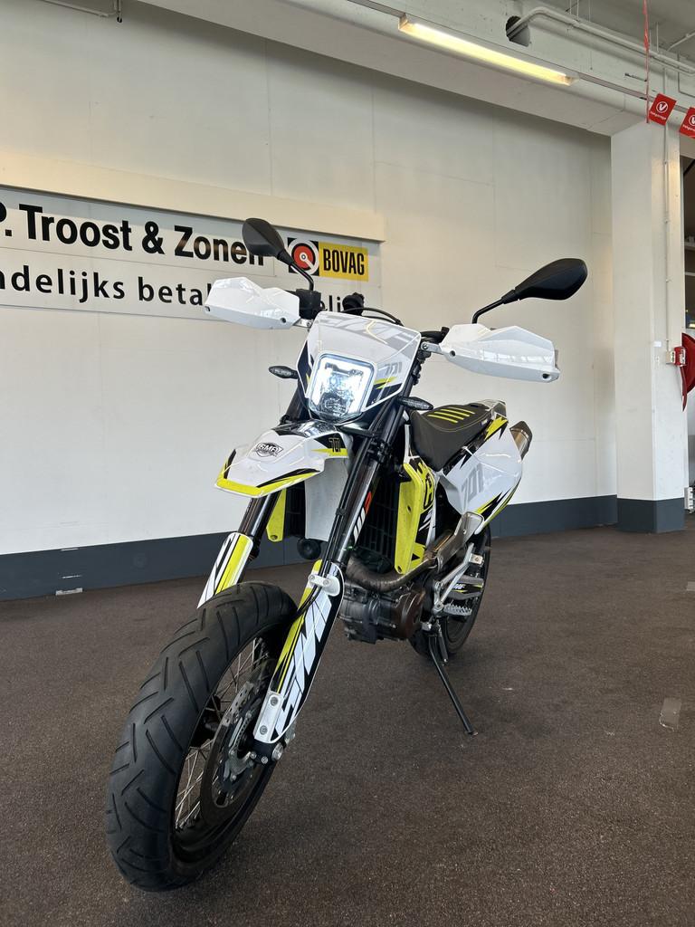 Husqvarna 701 Supermoto A2/80PK OP VOL VERMOGEN | LED Koplam, 693 cc, Giessenweg 70-72
3044AM  ROTTERDAM, NL, Bedrijf, Autobedrijf P. Troost & Zn