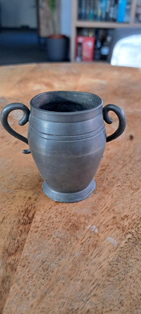Antieke tinnen miniatuur beker met handvatten, 6,5 cm hoog, Antiek en Kunst, Antiek | Tin, Ophalen of Verzenden