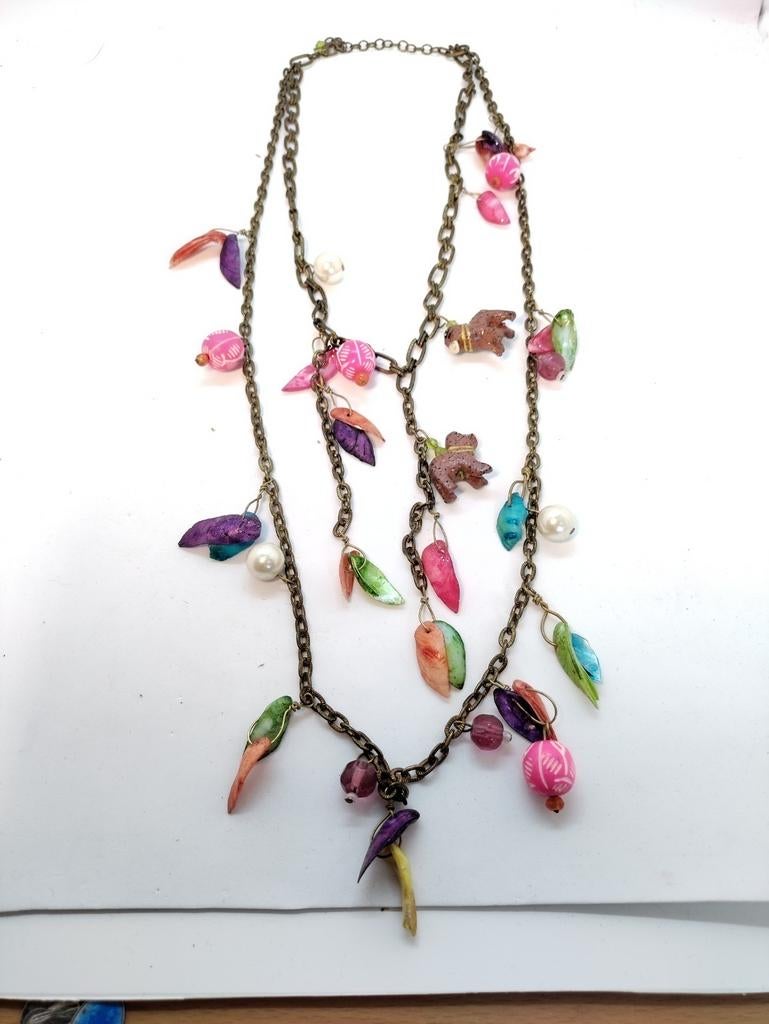 Vintage Kleurrijke ketting met bedels en parels, Gebruikt, Overige kleuren, Ophalen of Verzenden, Overige materialen