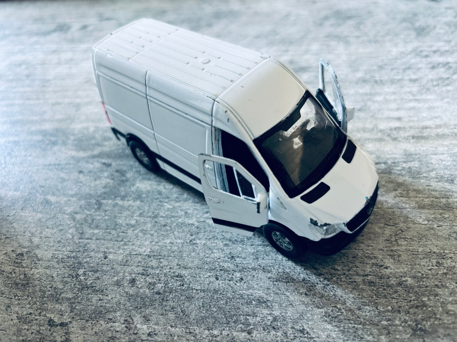 Welly Mercedes-Benz Sprinter Van - Koplampen missen, Hobby en Vrije tijd, Modelauto's | Overige schalen, Ophalen of Verzenden