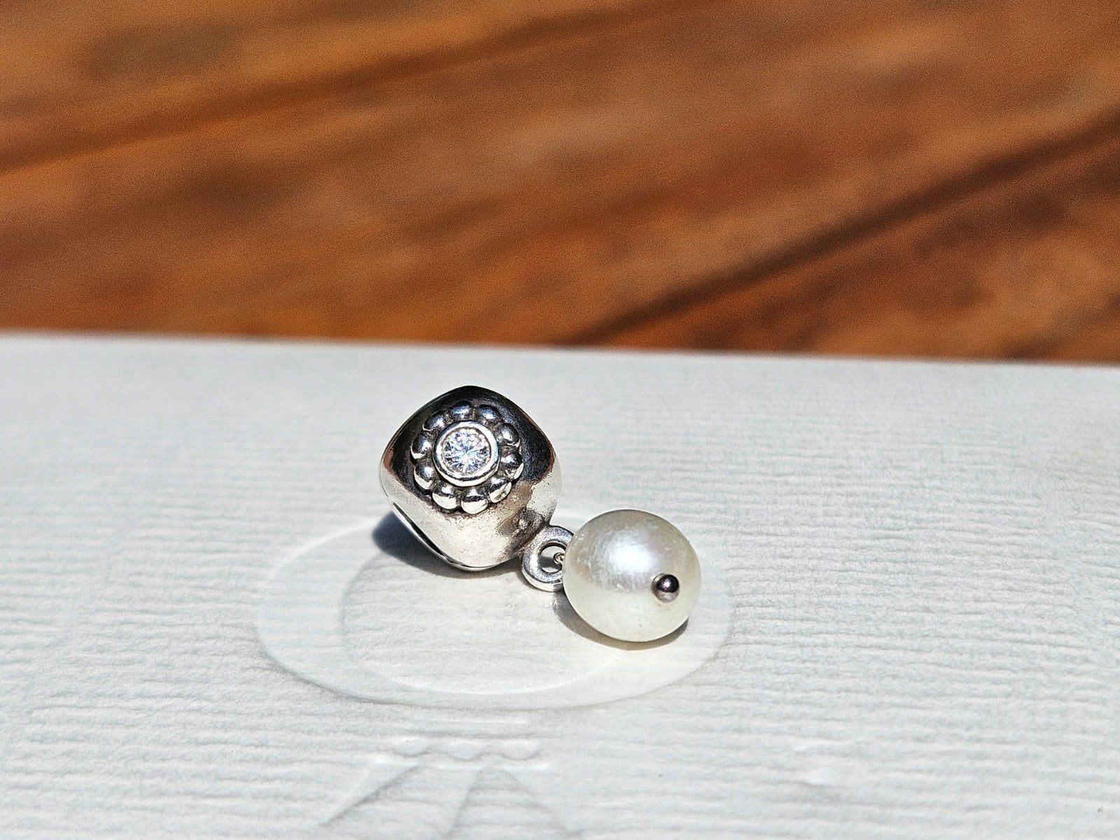 Pandora clip met parel - Zeer goede staat, Sieraden, Tassen en Uiterlijk, Bedels, Pandora, Ophalen of Verzenden, Zo goed als nieuw